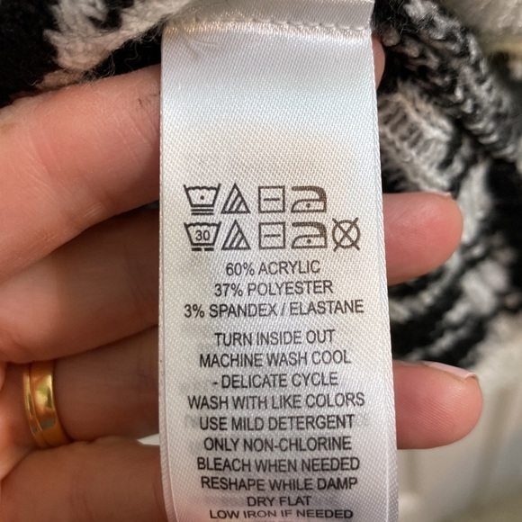 William Rast Geometric Black and White Cropped Sweater Women’s Size Medium - Picture 6 of 6